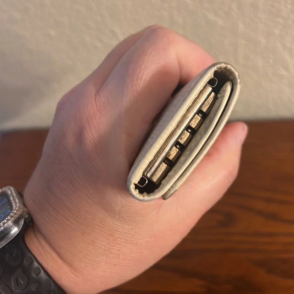 Authentic Louis Vuitton Epi 4 key holder creme CA1097 - Picture 4 of 13